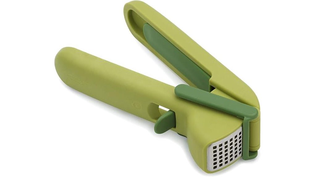 garlic press with cleaner